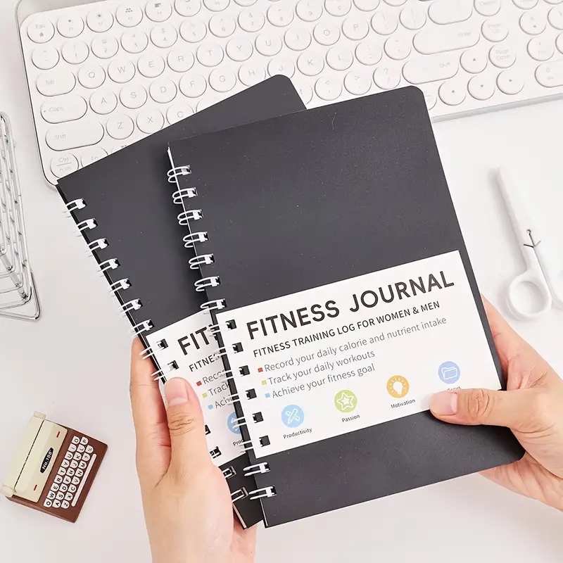 Nutrition And Exercise - フィットネスジャーナルノートブック 毎日の運動と栄養計画 32枚入り スパイラルノートブック ライティングパッド オフィス・学校用品